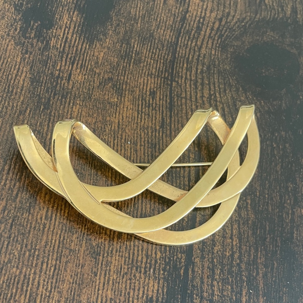 Goldtone brooch pin